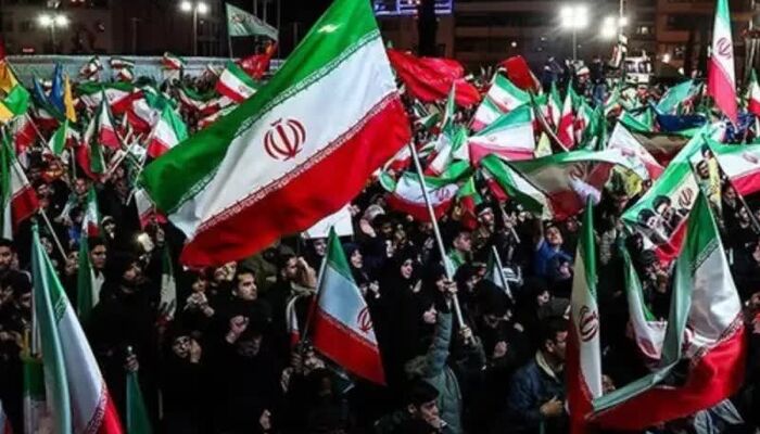 پلاکاردهایی علیه قالیباف، عراقچی و روحانی در تجمعات شبانه