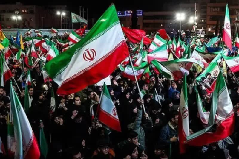 پلاکاردهایی علیه قالیباف، عراقچی و روحانی در تجمعات شبانه