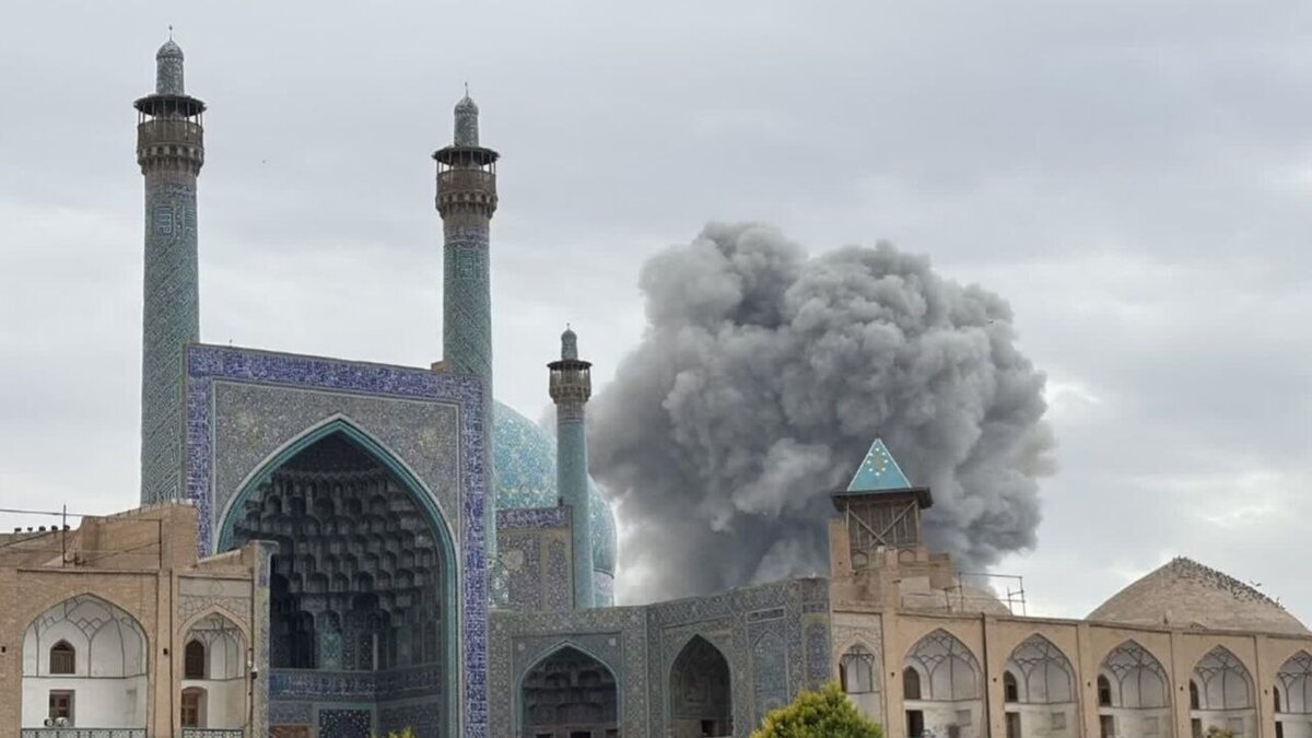 خسارت به مسجد جامع عباسی و عمارت عالی‌قاپو در بمباران اصفهان
