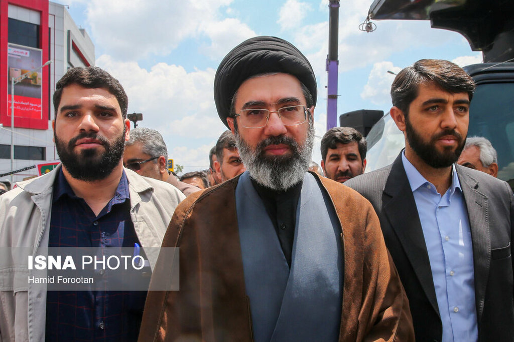 در جلسه انتخاب رهبر انقلاب چه گذشت؟ / عضو خبرگان: زیربمباران جای بحث و بررسی نبود