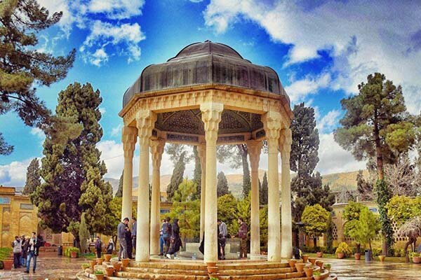 لذت دیدن شعر حافظ بر سر در ورودی کاخ پادشاه دکن - هندوستان