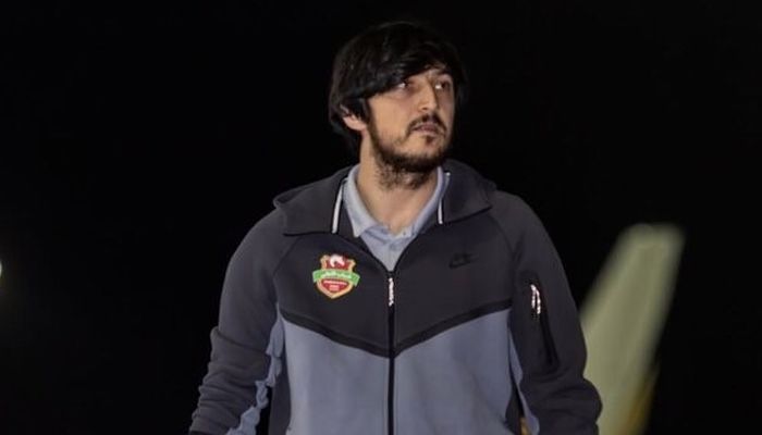 افرادی مانند علی دایی را جذب کنیم یا برانیم؟