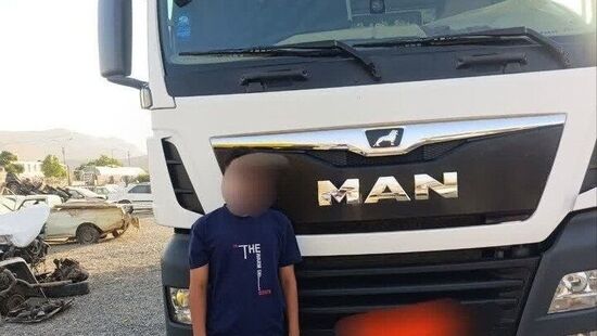 کودک 8 ساله پشت فرمان کامیون در بزرگراه متوقف شد