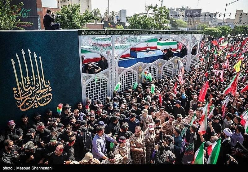 ببینید | تراکم جمعیت تشییع کننده در مسیر کاروان حامل شهدای انقلاب