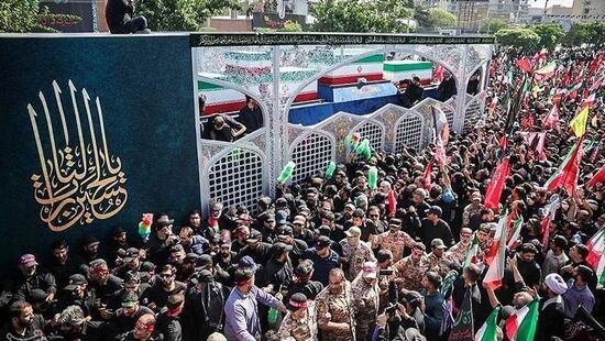 ببینید | تراکم جمعیت تشییع کننده در مسیر کاروان حامل شهدای انقلاب