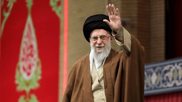 پوستر شهید آیت‌الله خامنه‌ای در سایت ایشان