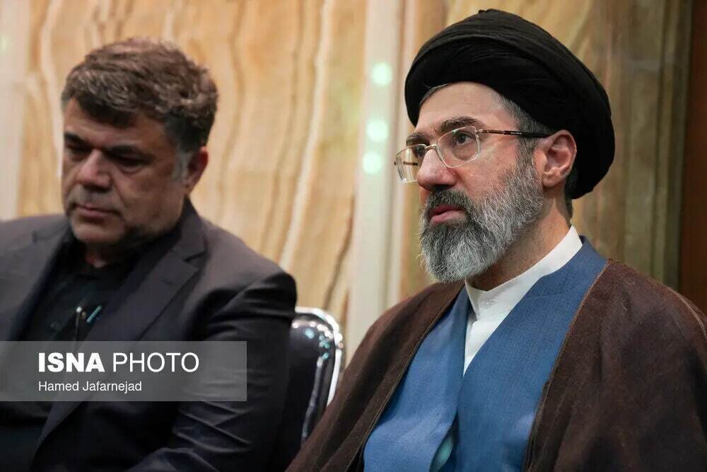 گفتگو درباره سجایای آیت‌الله سیدمجتبی خامنه‌ای روی آنتن زنده تلویزیون