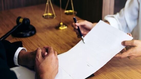 توافق و تعیین درصدی از "محکوم‌به" به عنوان حق الوکاله، تخلف است؟